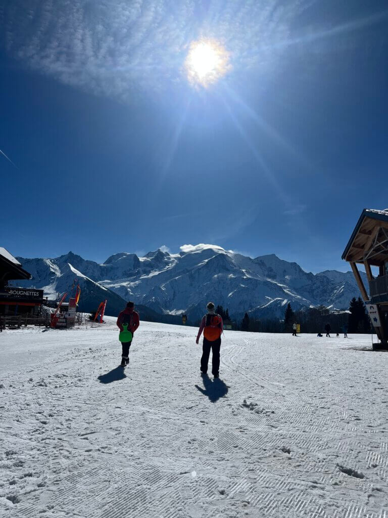 Francois en Emma lopen op Plaine Joux